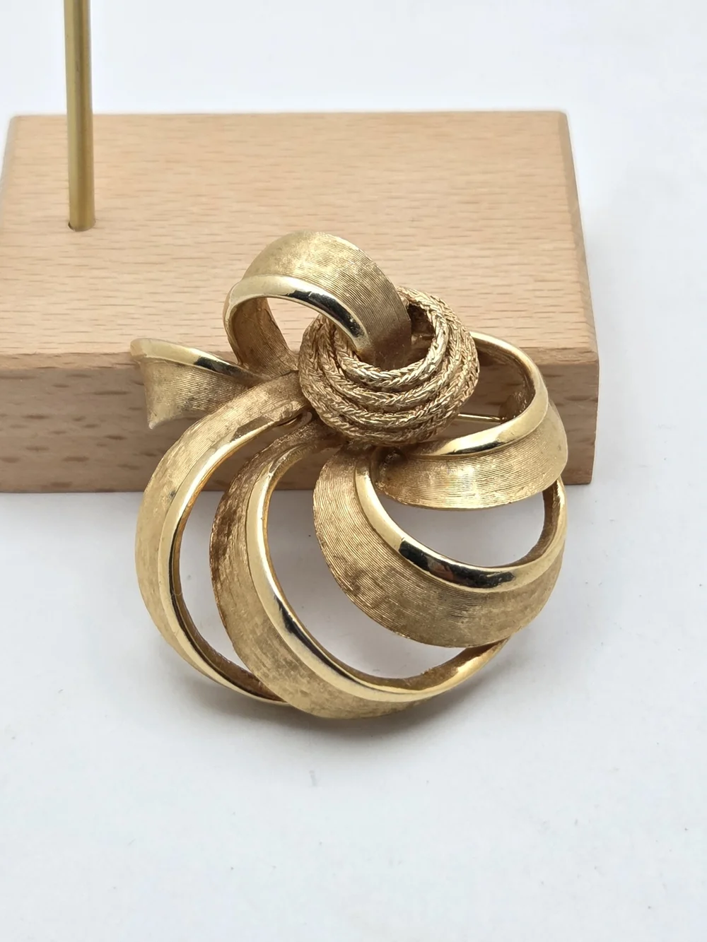 Vintage Coro Gold Tone Swirl Ribbon Brooch Pin